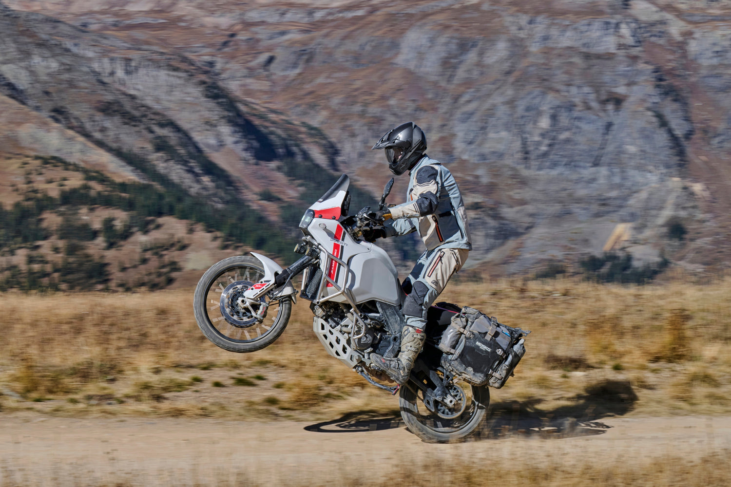Reiseenduro auf Schotter